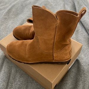 UGG chestnut